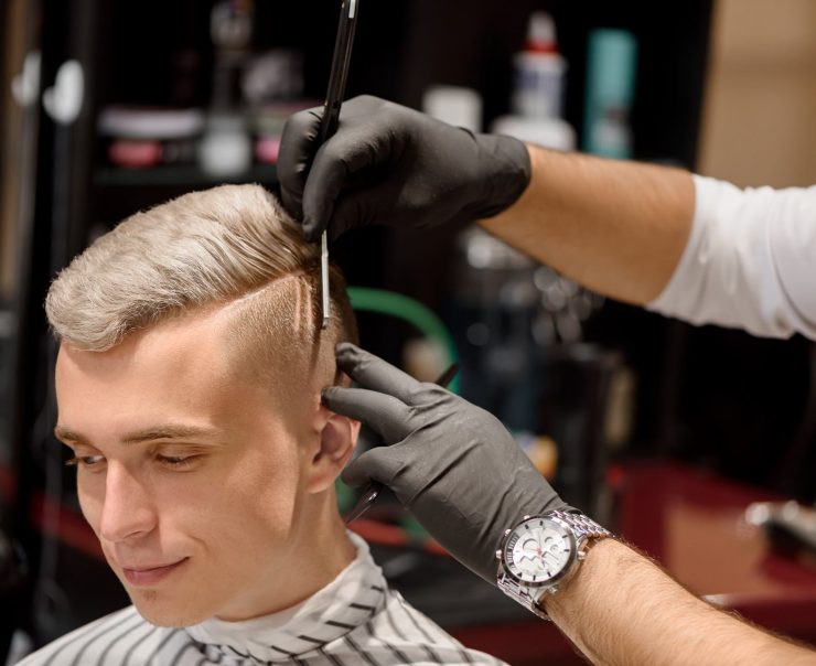 hairdresser-making-professional-and-stylish-haircu-X9VXHN9.jpg